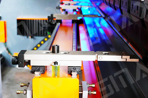 Máquina Dobladora de Chapa de Aluminio y Acero CNC Totalmente Automática y Sincronizada de Alta Calidad y Precisión SMAX, Motor <span class=keywords><strong>PSH</strong></span> 220T/3200 11kW - Product Image 2
