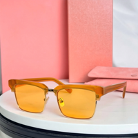 Lunettes de soleil carrées tendance noires à monture intégrale en acétate, verres dégradés transparents, protection UV, ajustement confortable pour la plage et les activités de plein air