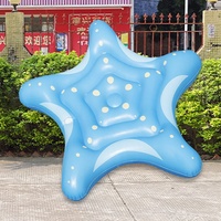 Le flotteur gonflable bleu pour piscine est un dispositif flottant fonctionnel, chaise longue gonflable flottante.