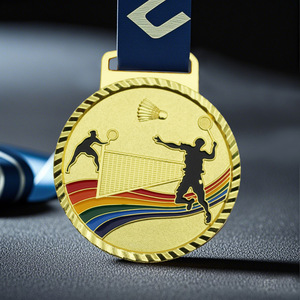 Médaille en métal gravée sur mesure, dorée, pour compétition sportive, récompense individuelle exceptionnelle, design durable - Product Image 1