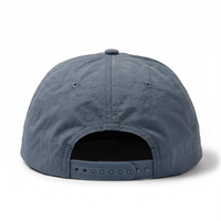 Casquette Snapback non structurée en nylon légère et résistante à l'eau, avec logo sérigraphié sur 5 panneaux, personnalisable OEM pour le sport