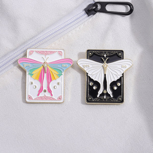 Kustom lucu pasangan lencana kreatif kupu-kupu & kartu <span class=keywords><strong>Tarot</strong></span> bentuk indah Niche hewan serangga Enamel pin untuk topi - Product Image 2