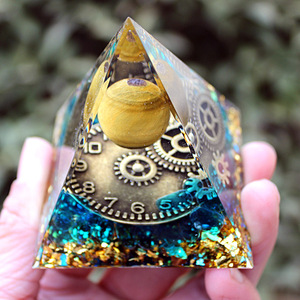 Horloge décorative en résine époxy cristal, forme pyramide, engrenage, verre bleu, triangle, décoration de bureau, style contemporain pour salon - Product Image 4