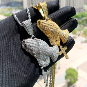 Collier avec pendentif en forme de croix pour hommes, style hip-hop, mains en prière, micro-pavés, zircon cubique 5A, vente en gros - Product Image 6
