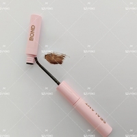 Colle à cils marron avec brosse à mascara pour une tenue super forte et une application facile