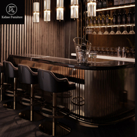 Tabouret de bar de luxe en velours capitonné avec base en piédestal noir et or, élégante chaise de comptoir capitonnée pour villa, club, hôtel 5 étoiles