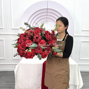 Bola de flor de centro de mesa de rosas rojas florales artificiales personalizadas para decoración de eventos de boda - Product Image 1