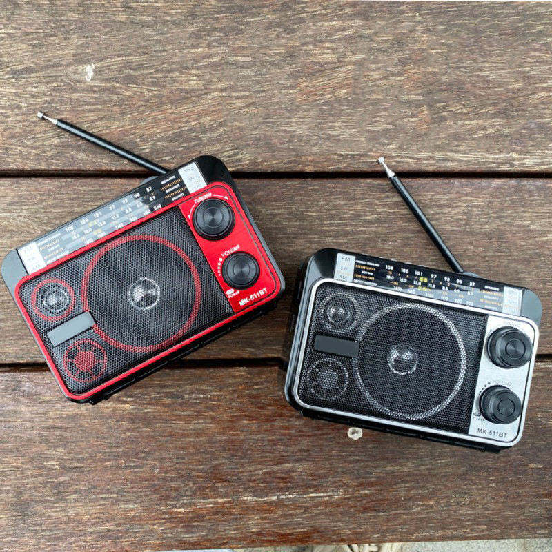 หูฟังสีดำหรือสีแดง +