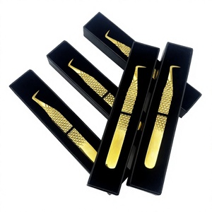 Pince à épiler pour extensions de cils à 90 degrés, en acier inoxydable et plaqué or, avec emballage en boîte noire - Product Image 5