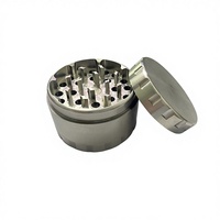 Broyeur à herbes en acier inoxydable de haute qualité et sûr, avec dents tranchantes, logo OEM gravé gratuit, emballage en boîte cadeau, broyeur à tabac