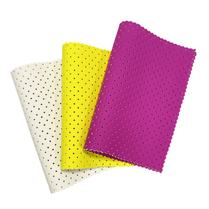 Échantillon gratuit <span class=keywords><strong>de</strong></span> tissu en néoprène perforé respirant coloré, éponge en caoutchouc, polyester, nylon pour sièges <span class=keywords><strong>de</strong></span> voiture, sacs fourre-tout - Product Image 1