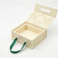 Boîte cadeau magnétique de luxe avec poignée en ruban, insert en carton, couvercle rabattable, boîte en papier rigide imprimée à l'or pour cadeau de fête