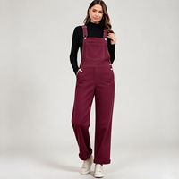 Salopette en jean bordeaux taille mi-haute coupe droite décontractée, idéale pour le look de service matinal au café