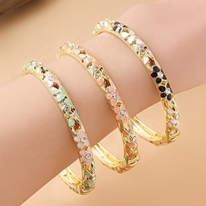 Venta al por mayor de fábrica: Brazalete elegante de aleación de zinc azul y blanco, con diseño de flor cristiana, esmaltado y galvanizado, estilo vintage y a la moda. - Product Image 2