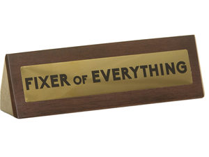 Placa de Identificación para Escritorio de Madera, Decoración Minimalista para Oficina, Grabada con el Mensaje 'Fixer Of Everything' - Product Image 1