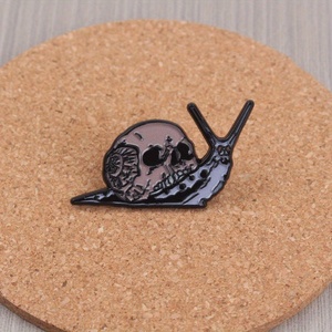 Độc đáo sọ ốc men Pin Gothic phong cách tối thiết kế với các chi tiết phức tạp, hợp thời trang phụ kiện thời trang cho bộ sưu tập - Product Image 2