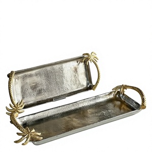 Plateau décoratif rectangulaire avec poignées en laiton en forme de palmier, style côtier, plateau de service artisanal en métal - Product Image 1