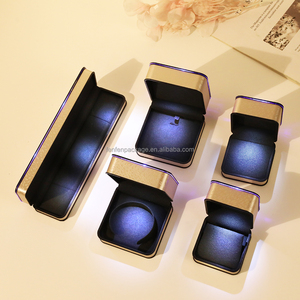 Boîte à bijoux LED en cuir PU bleu <span class=keywords><strong>avec</strong></span> logo estampé or, emballage de luxe pour bijoux, boîtes à bagues personnalisées <span class=keywords><strong>avec</strong></span> lumières - Product Image 3