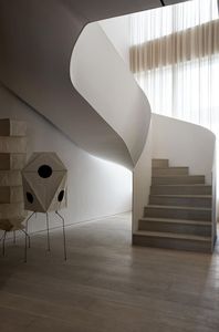 درج منحني بتصميم عصري مصنوع يدويًا للفيلات الراقية درجات خشبية مع درابزين للاستخدام الداخلي في كندا/الولايات المتحدة - Product Image 3