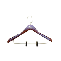 Cintre en bois de hêtre très vendu avec crochet plat doré poli et grande pince à plaque large pour pantalons et jupes