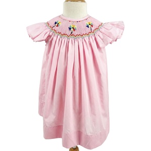 Robe d'été rose smockée à manches volantées pour petites filles, fabrication vietnamienne en gros - Product Image 1