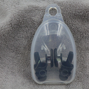 Juego de pinza nasal y tapones para los oídos de silicona para nadar con estuche de plástico color blanco - Product Image 4