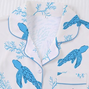 Conjunto de Pijama de Verano para Mujer con Estampado de Tortuga Marina y Coral Oceánico, Ribete en Contraste Azul, Cuello con Muescas y Manga Corta - Product Image 2