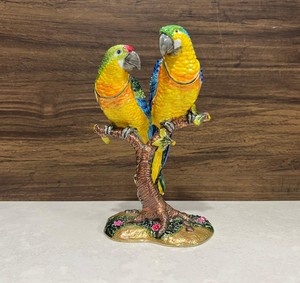 Adornos Colgantes Decorativos de Latón con Diseño de Loros Enamorados de Nirmala Handicrafts para Decoración Interior Moderna y de Lujo - Product Image 1