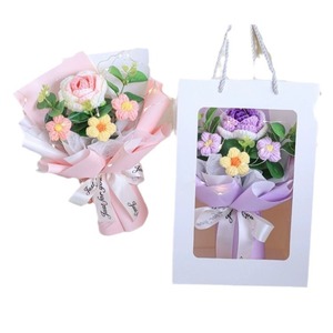 Bouquet di Rose Lavorato a Maglia, Fiori Artificiali, Regalo Floreale per Laurea, Scatola di Fiori Intrecciata a Mano per la Festa degli Insegnanti e la Festa <span class=keywords><strong>della</strong></span> <span class=keywords><strong>Donna</strong></span> - Product Image 6