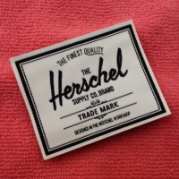 Fabricant de patch tissé en textile découpé au laser personnalisé avec cadre, étiquette tissée damassée noire au design gratuit avec bordure