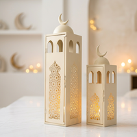 Lanternes en forme de mosquée beige avec un dessus en forme de lune et des découpes géométriques pour la décoration de la maison pendant le Ramadan