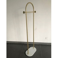Porte-manteau de chambre d'hôtel avec support de cintres de stockage de vêtements de base en marbre pour des intérieurs élégants