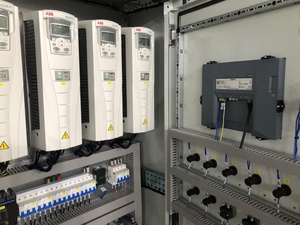 Bomba de Agua Inteligente SD 380V/50Hz IP54 Modelo XL-21 para Interiores con Control Metálico, VFD, PLC, HMI y Monitoreo Remoto para Distribución de Energía - Product Image 5