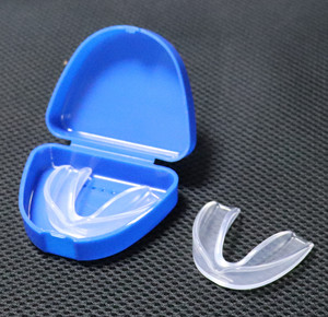 2023プロフェッショナルデンタルガード2サイズ歯の研削ストップ用の4つのアップグレードされたマウスガードのパックいびき歯ぎしり成形可能なマウスピース - Product Image 4