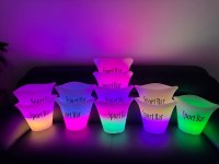 دلو ثلج مضيء بتقنية LED الأكثر مبيعًا للبارات، مع إمكانية تخصيص الشعار، يعمل بالطاقة الشمسية، دلو ثلج بلاستيكي مضيء بتقنية LED