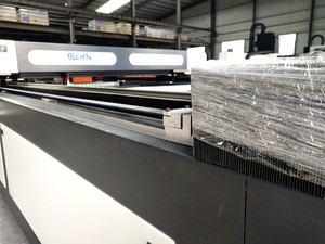 Machine de <span class=keywords><strong>découpe</strong></span> <span class=keywords><strong>laser</strong></span> industrielle haute vitesse pour tissus, cuir synthétique et daim, machines de <span class=keywords><strong>découpe</strong></span> <span class=keywords><strong>laser</strong></span> CO2 - Product Image 3