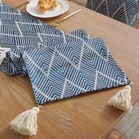 YINUAN Chemin de table moderne géométrique à motif chevron avec pompons, pour table à manger, table basse, commode, décoration