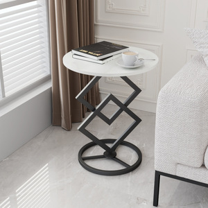 Table basse moderne minimaliste de luxe léger avec plateau en carreaux de porcelaine ; Table d'appoint compacte en métal pour petits appartements et salons - Product Image 2