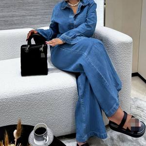 Новый женский комплект из двух предметов: топ с длинным рукавом, отложным воротником и карманами, и прямые джинсовые брюки. Модный дизайн. - Product Image 2