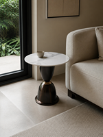 Table d'appoint ronde en dalle de roche blanche avec piétement sculptural en acier inoxydable pour salon, hôtel, fabricant OEM ODM