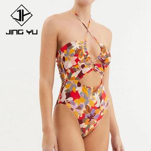 Traje de Baño Hawaiano de Doble Cara con Estampado y Cuello Halter, Diseño Personalizado en Nailon Reciclado - Product Image 2