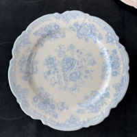 Service d'assiettes en porcelaine bleu floral style cottage français esthétique, assiettes à dîner et à salade en céramique festonnées pour la location événementielle