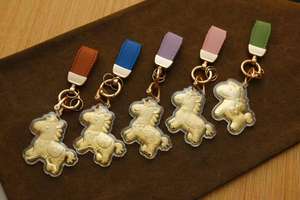 Llavero con correa de cuero y oro genuino de 24K, presentado con detalles decorativos de metal con motivos de dibujos animados. - Product Image 5