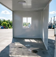 Maison conteneur pliable à panneaux crème, murs ondulés, charnières pliantes, structure en acier blanc, gouttière de toit pour usage en usine chimique