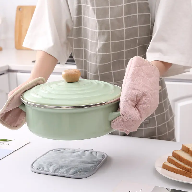 ถุงมือผ้าคอตตอนสำหรับเชฟสำหรับทำอาหารถุงมือเตาอบบาร์บีคิวพิมพ์ลายโลโก้แบบออกแบบได้ตามต้องการ