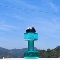 Bouteille de sport créative et portable en plastique PET de 2,2 L, écologique, avec couvercle, couleur et logo personnalisables, pour la salle de sport et l'extérieur