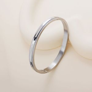 Nueva Pulsera de Acero Inoxidable con Baño de Oro de 18K y Patrón Grabado, Diseño Moderno 2026, Joyería de Mano para Mujer, Estilo Personalizado - Product Image 1