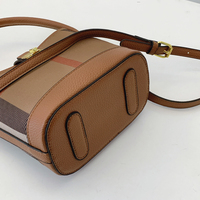 Großhandel Niedliche Karierte Bucket Bag aus PU-Leder mit Kurzem Griff und Langem Riemen in Khaki für Frauen, Alltag, Arbeit, Reisen und als Geschenk