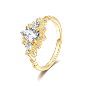 Bague de fiançailles pour femme en moissanite plaquée or 18 carats, taille ovale, motif floral, sertissage à griffes, style romantique, bijoux - Product Image 1