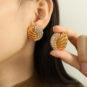 Pendientes de moda con forma de ala dorada con incrustaciones de perlas y diamantes para fiestas. - Product Image 4